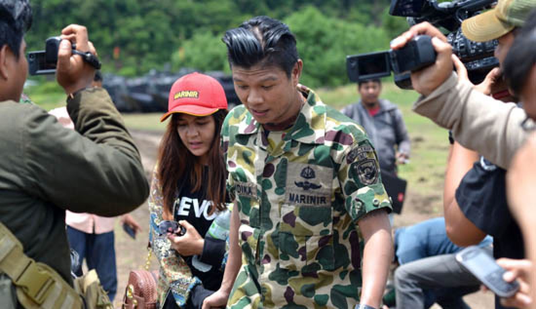 Maesa Andika Setiawan alias Andika Kangen Band dan Khairunissa alias Caca muncul dalam kegiatan Apel Komando Satuan (AKS) TNI-AL 2017 di Pantai Caligi, Desa Batumenyan, Telukpandan, Pesawaran, Kamis (23/2). Pasangan suami istri yang berseteru lantaran kasus kekerasan dalam rumah tangga ini akhirnya sepakat berdamai. - JPNN.com