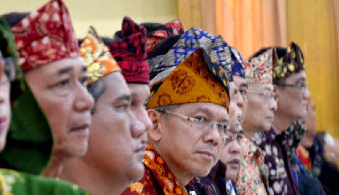 RESHUFFLE: Pemerintah Provinsi Jambi melakukan reshuffle 95 pejabat dengan mengunakan Tanjak Melayu Jambi di tiga Organisasi Perangkat Daerah (OPD) di Gedung Balai Diklat Provinsi Jambi, Kamis (23/2). - JPNN.com