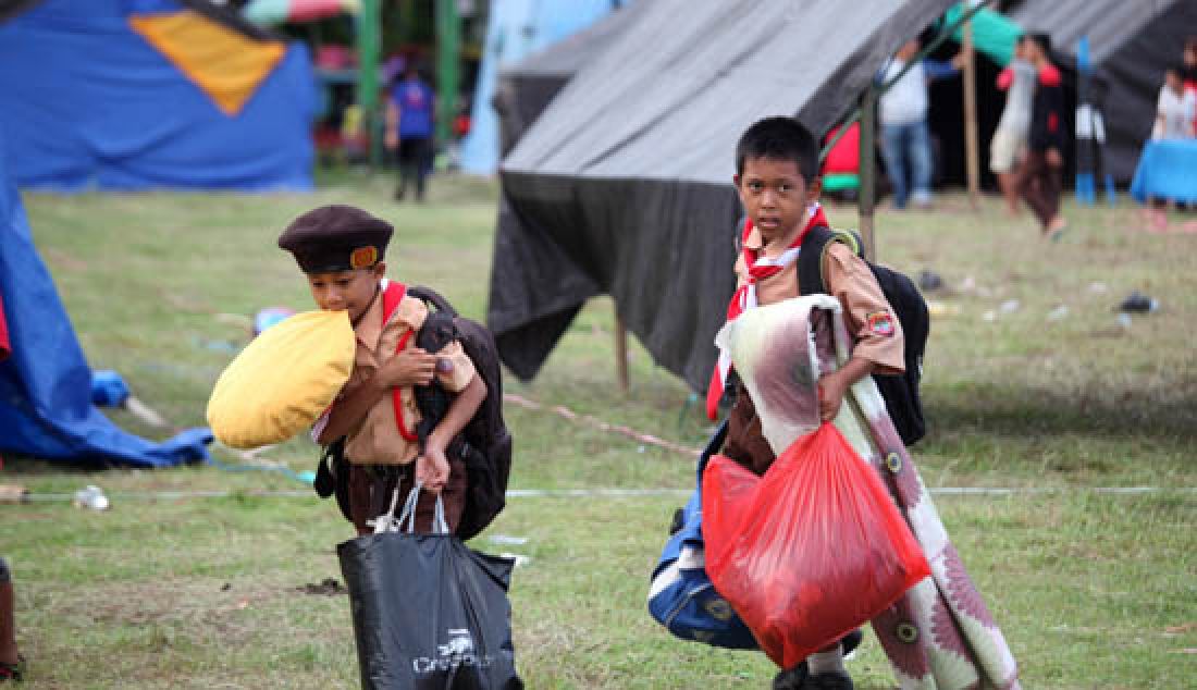 Sejumlah pasukan pramuka yang terdiri dari pasukan Siaga, Penggalang dan Penegak dari berbagai sekolah di Kota Palopo, Sulsel, mulai mempersiapkan perkemahan untuk memperingati Hari Pandu Sedunia, di kompleks pelataran Mesjid Islamic Centre, Kamis (23/10). Kegiatan selama tiga hari tersebut diisi dengan beragam kegiatan. - JPNN.com