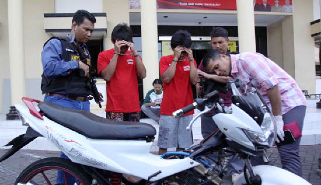 PENADAH: Kasat Reskrim Polrestabes Surabaya AKBP Shinto Silitonga melihat motor hasil curian yang hendak dijual oleh para tersangka. Kedua tesangka diketahui merupakan paman dan keponakan. - JPNN.com