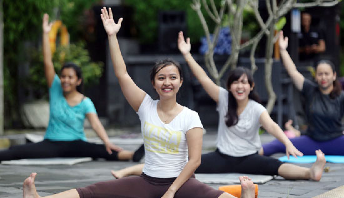 Sejumlah peserta melakukan gerakan Yoga yang diadakan di OASIS Poolside Novotel Solo, Sabtu (25/2). Kegiatan tersebut bertujuan untuk membentuk tubuh dan jiwa yang sehat melalui Yoga. - JPNN.com
