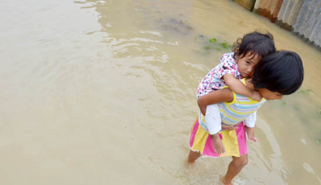 BANJIR: Curah hujan yang cukup deras membuat rumah warga di Perumahan Namura III Desa Pematang Gajah Muarojambi terendam banjir sejak pagi hingga siang. - JPNN.com