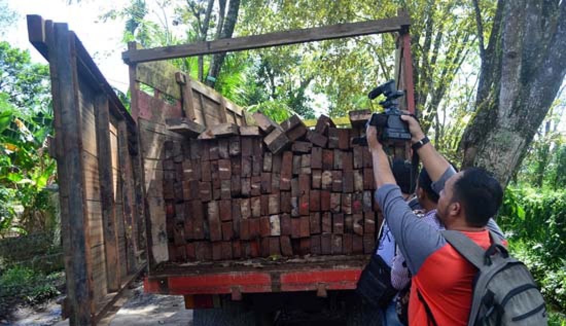 TAK BERTUAN: Puluhan batang kayu belian ini yang diangkut sebuah truk disita Polresta Pontianak, Jumat (24/2). Tersangkanya saat ini belum ditemukan. - JPNN.com