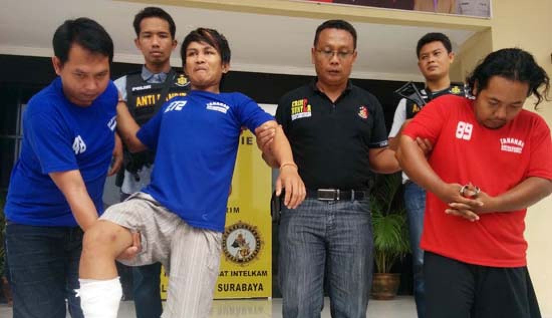 CURANMOR: M Zainulhaq dan Agus Hermawan berjalan terpincang-pincang setelah kakinya ditembak polisi karena melawan saat hendak diamankan. - JPNN.com