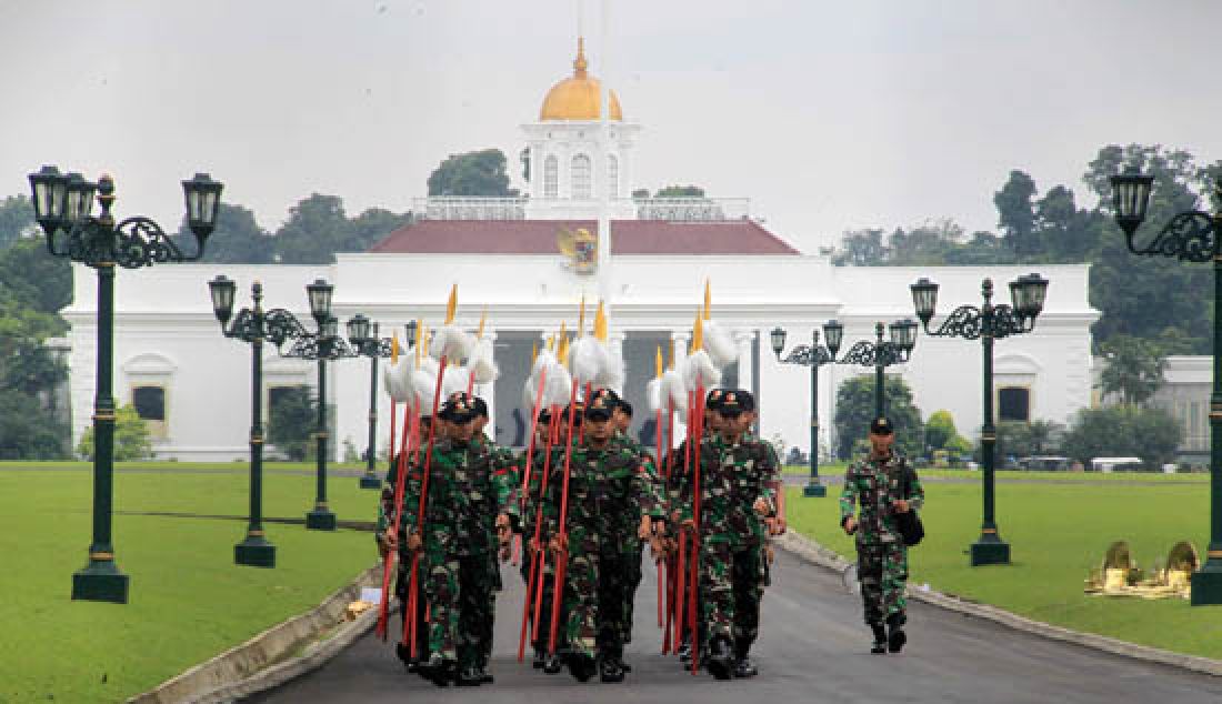 Pasukan TNI sedang berbaris di halaman Istana Bogor, Sabtu (25/2). Latihan tersebut untuk menyambut kedatangan Raja Salman dari Arab Saudi ke Istana Bogor, 01 Maret 2017 Mendatang - JPNN.com