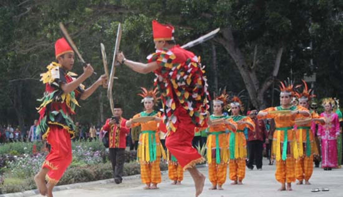 Salah satu Tarian adat Tolaki membuka Pawai Budaya dalam rangka memperingati Hari Jadi Kabupaten Konawe, Sulawesi Tenggara ke-57. - JPNN.com