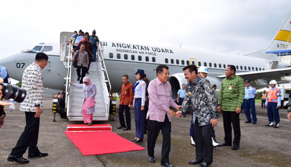 Wakil Presiden, HM Jusuf Kalla menyalami Gubernur Sulsel, Syahrul Yasin Limpo saat tiba di Lanud Sultan Hasanuddin, Makassar, Minggu,26 Februari. - JPNN.com
