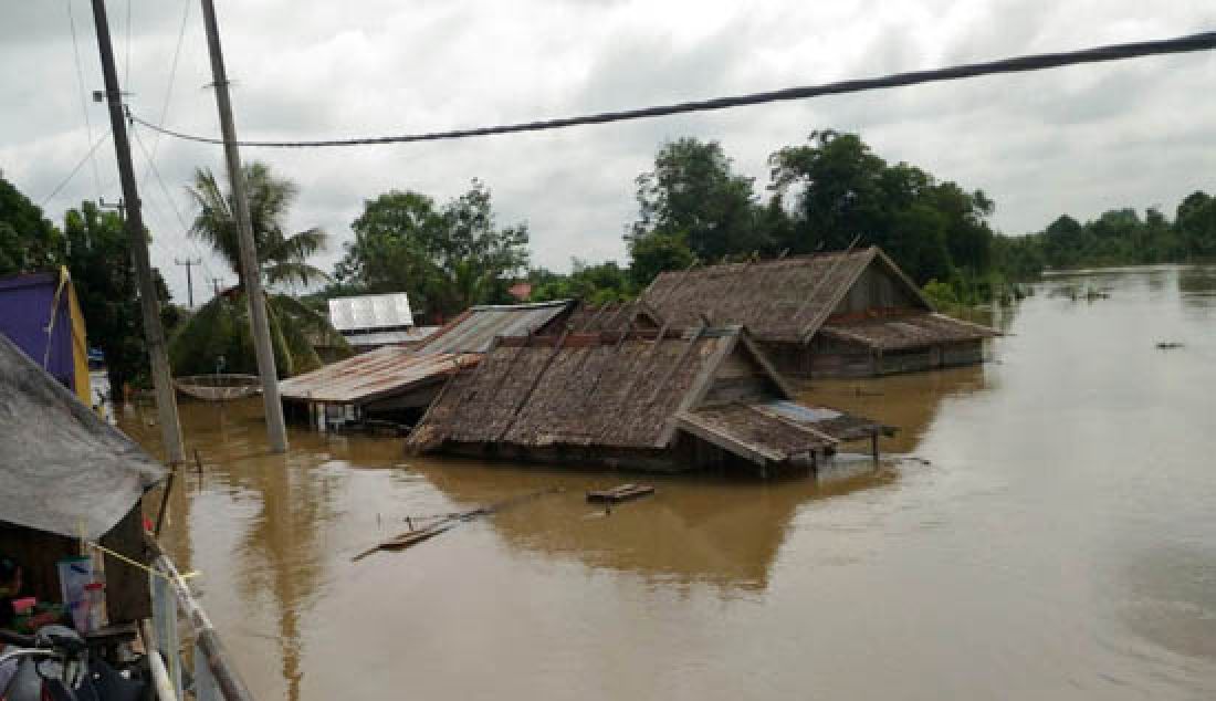 Banjir yang melanda tiga desa di Kecamatan Bayung Lencir, Muba, Desa Pangkalan Bayat, Bayat Ilir dan Pagar Desa sejak Sabtu (25/2) dinihari kian meninggi. Hingga kini, di beberapa titik sudah mencapai ketinggian 2 meter dan merendam ratusan rumah. - JPNN.com