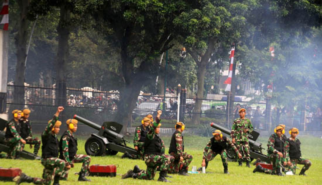 Pasukan TNI sedang mempersiapkan dan mencoba meriam di halaman BAKORWIL jl Juanda Kota Bogor, Sabtu (25/2). Latihan tersebut untuk menyambut kedatangan Raja Salman dari Arab Saudi ke Istana Bogor, 01 Maret 2017 Mendatang. - JPNN.com