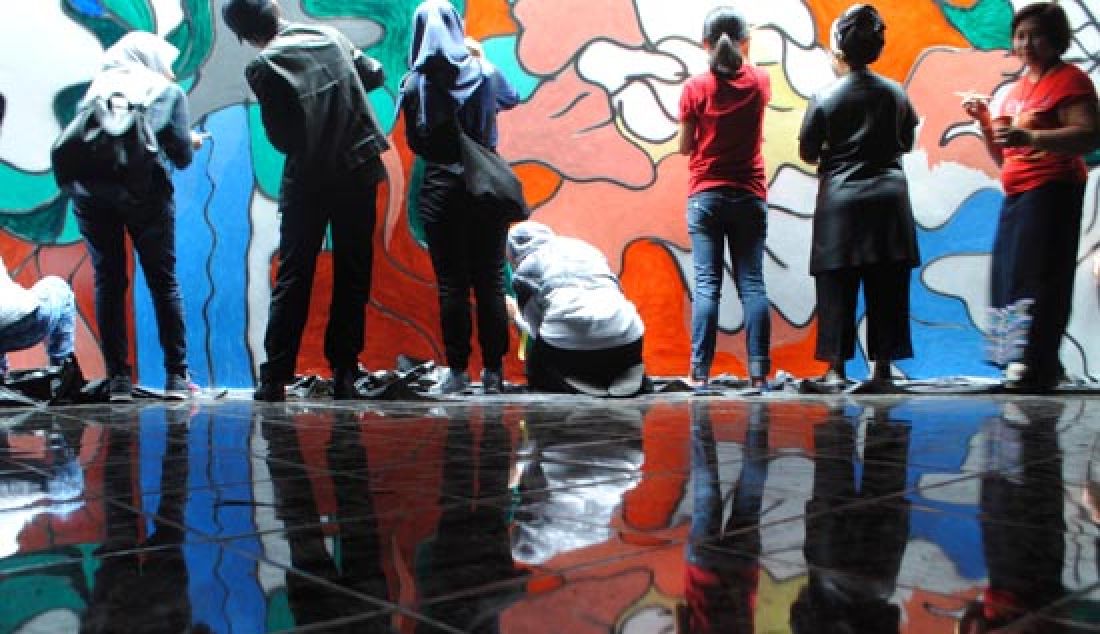 Pedagang ikut menggambar mural di Kosambi Pasar Bersih (Kosasih), Jalan Ahmad Yani, Bandung, Sabtu (25/2). Kegiatan yang diprakarsai PD Pasar, Seniman, serta pedagang itu dilakukan guna sebagai langkah untuk menarik para pembeli dan pengunjung untuk berbelanja ke pasar Kosambi. - JPNN.com
