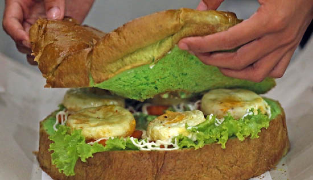 Makanan cepat saji Burger Buto Ijo menjadi salah satu varian menu istimewa di restoran burger buto kota batu, yang hanya melayani take away service alias dibungkus, Sabtu (25/2). - JPNN.com