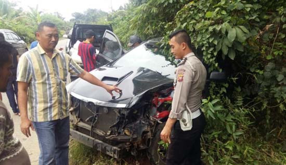 HANTAM DUA MOTOR: Polisi mengevakuasi mobil Innova yang menghantam dua pengendara sepeda motor di Jalan Sekadau-Sanggau, Dusun Ensali, Minggu (26/2). - JPNN.com