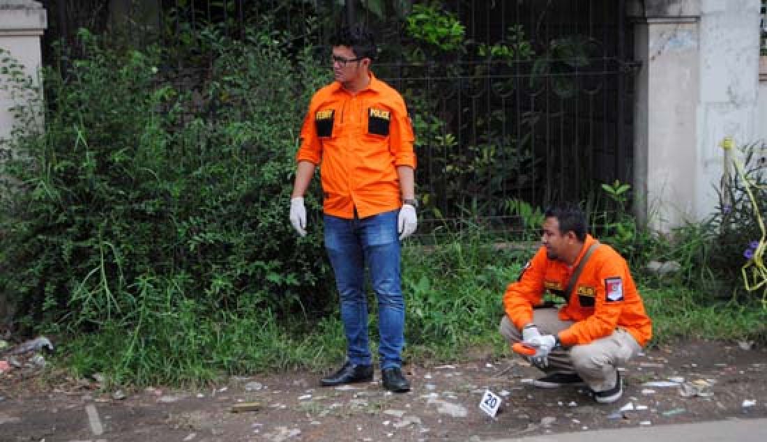 OLAH TKP: Tim Inafis melakukan olah TKP lokasi ledakan diduga bom panci di taman Pandawa, Kota Bandung, Senin (27/2). Taman Pandawa merupakan lokasi pertama kali bom panci tersebut diledakkan oleh pelaku terduga teroris. - JPNN.com