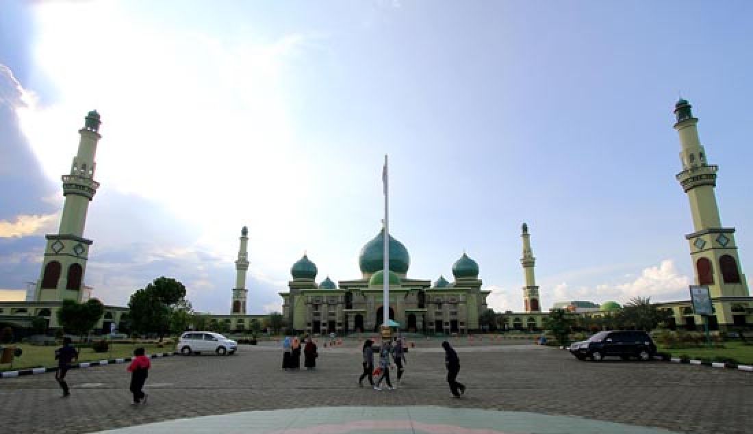 Warga melakukan aktivitas olahrga di halaman masjid Raya An-nur Provinsi Riau, Senin (27/2). Mesjid Raya An-nur menjadi salah satu mesjid yang terbesar di sumatera, juga menjadi salah satu Icon kota pekanbaru dan Provinsi Riau. - JPNN.com