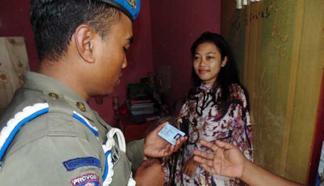 RAZIA: Satpol PP kota Gorontalo menggelas razia ke sejumlah kos-kosan mahasiswa kompleks Kampus Muhammadiyah, Selasa (28/2). - JPNN.com