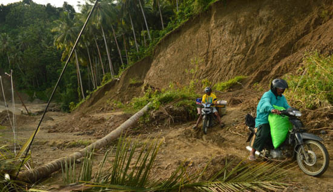 BELUM TERATASI: Kondisi akses jalan di desa Walandano, Kecamatan Balaesang Tanjung, Kabupaten Donggala, Provinsi Sulawesi Tengah, Selasa (28/2). Sepanjang 11 kilo meter terdapat 50 titik longsor, sehingga akses jalan hanya bisa dilalui kendaraan roda dua dengan berhati-hati. - JPNN.com