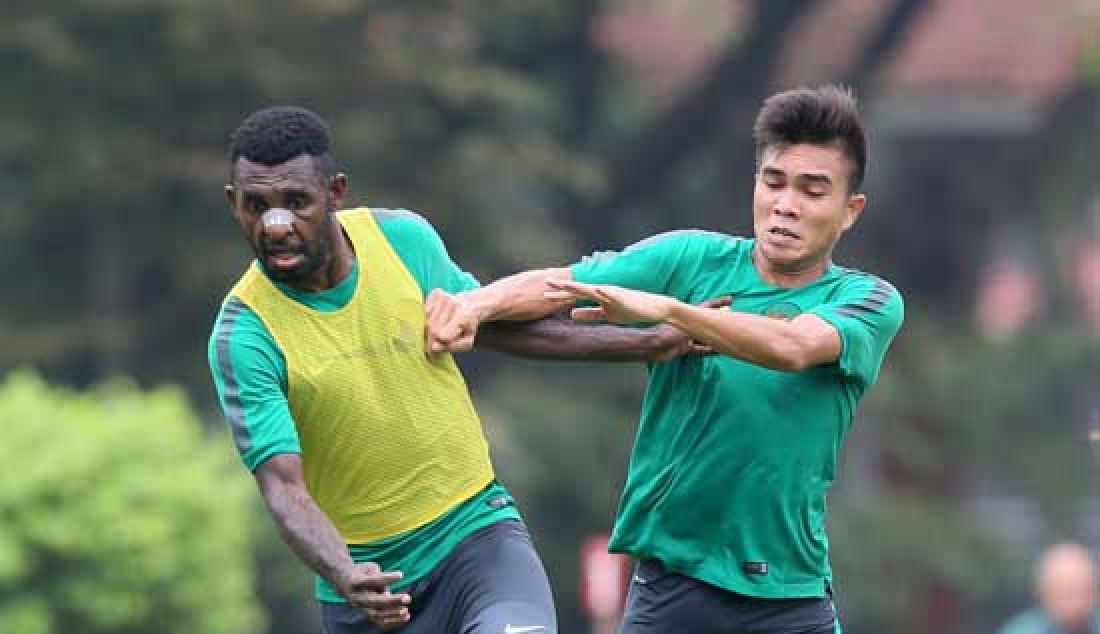 Rudolof Yanto Basna dijaga oleh Paulo Sitanggang pemain Timnas U-22 saat mengikuti seleksi tahap kedua, Karawaci, Tangerang, Selasa (28/2). Pelatih Timnas U-22 Luis Milla memanggil 26 pesepakbola dari klub yang tidak berlaga di semifinal Piala Presiden 2017 untuk mengikuti seleksi dari 28 Februari hingga 2 Maret 2017. - JPNN.com