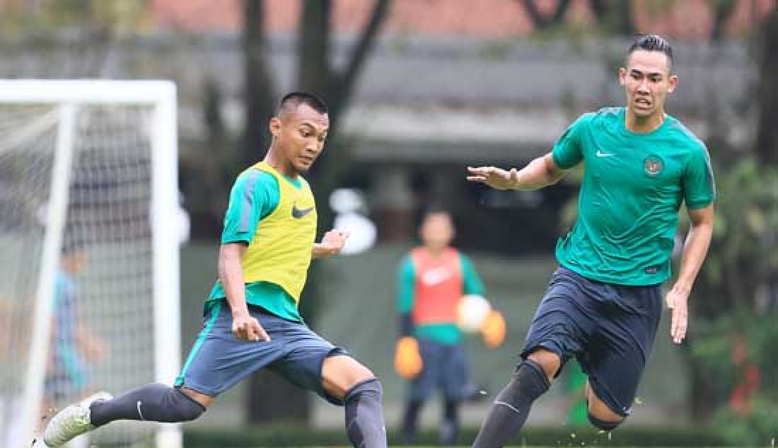 M Hargiantoro dijaga oleh Ryuji Utomo pemain Timnas U-22 saat mengikuti seleksi tahap kedua, Karawaci, Tangerang, Selasa (28/2). Pelatih Timnas U-22 Luis Milla memanggil 26 pesepakbola dari klub yang tidak berlaga di semifinal Piala Presiden 2017 untuk mengikuti seleksi dari 28 Februari hingga 2 Maret 2017. - JPNN.com