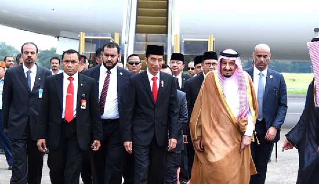 Presiden Joko Widodo saat menyambut kedatangan Raja Salman di bandara Halim Perdana Kusuma, Jakarta, Rabu (1/3). - JPNN.com