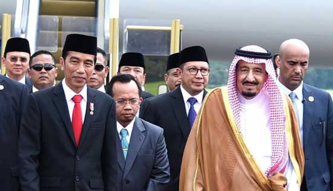 Presiden Joko Widodo saat menyambut kedatangan Raja Salman di bandara Halim Perdana Kusuma, Jakarta, Rabu (1/3). - JPNN.com