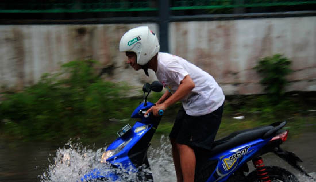 BANJIR: Hujan yang mengguyur Kota Palangka Raya Rabu (1/3), menyebabkan sejumlah ruas jalan dan permukiman padat penduduk kebanjiran. - JPNN.com