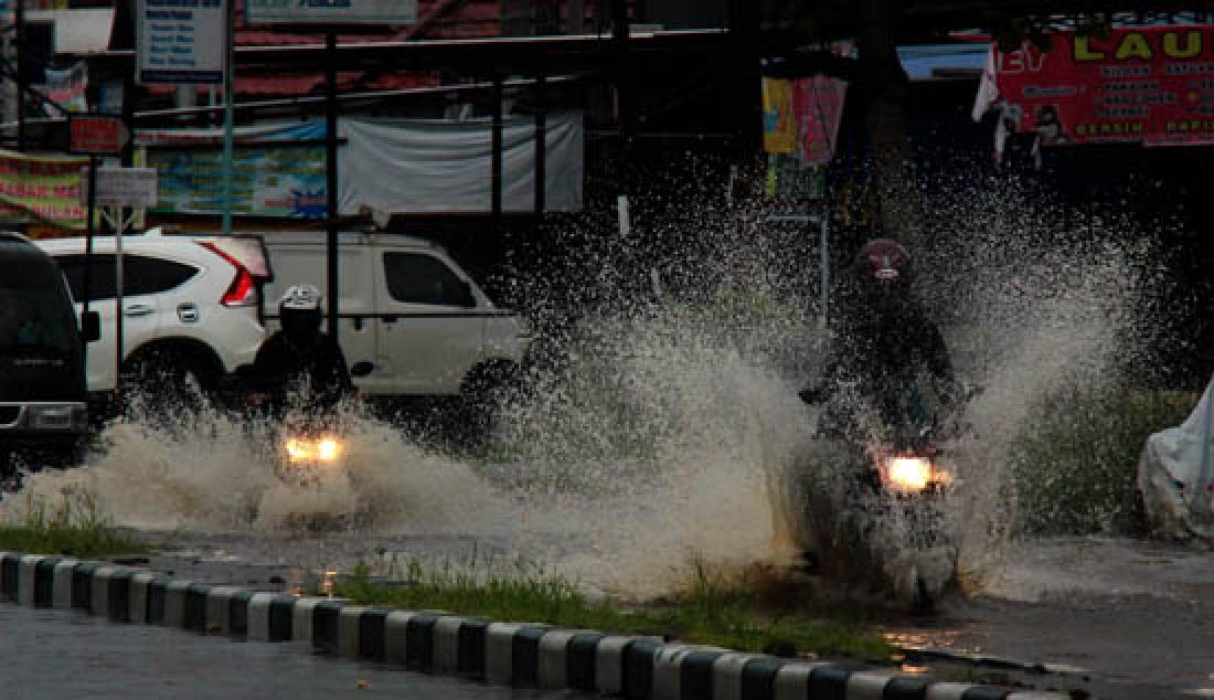 BANJIR: Hujan yang mengguyur Kota Palangka Raya Rabu (1/3), menyebabkan sejumlah ruas jalan dan permukiman padat penduduk kebanjiran. - JPNN.com