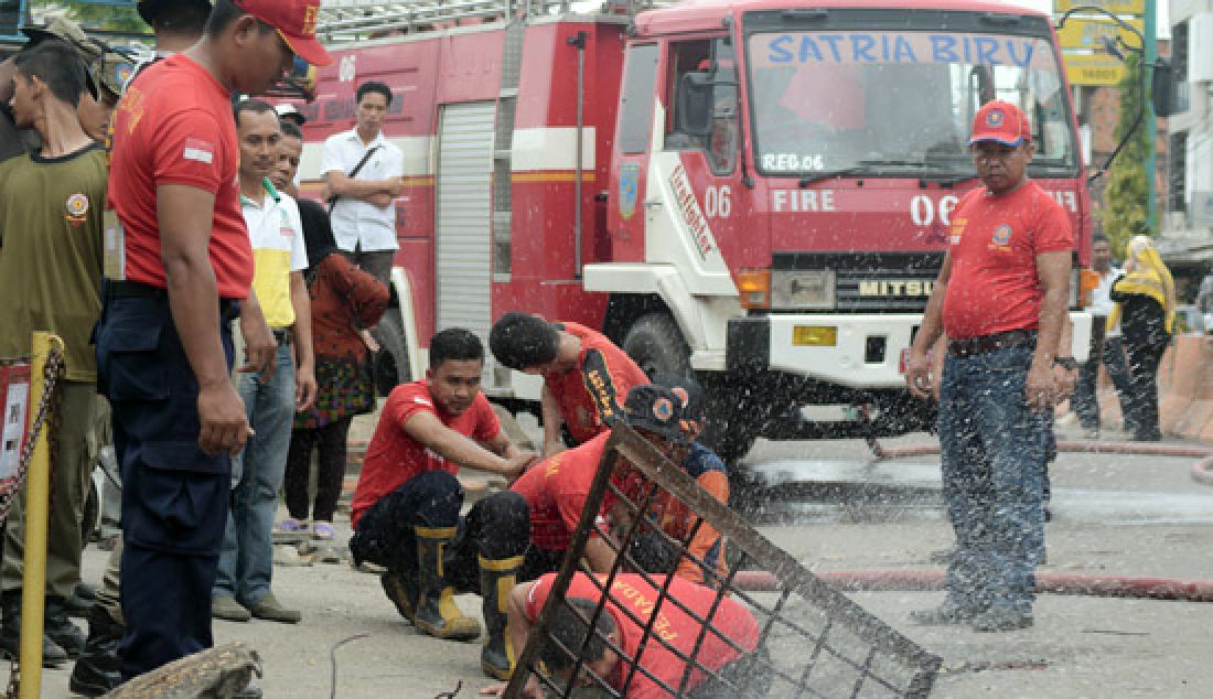 GOTONG ROYONG: Pemerintah Kota Jambi melakukan pembersihan dan pembongkaran drainase di kawasan Terminal Rawasari Kota Jambi, Jumat (3/3). Tindakan ini dilakukan untuk mencegah terjadinya banjir pada saat hujan lebat. - JPNN.com