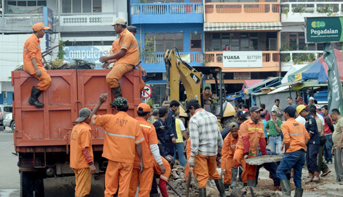 GOTONG ROYONG: Pemerintah Kota Jambi melakukan pembersihan dan pembongkaran drainase di kawasan Terminal Rawasari Kota Jambi, Jumat (3/3). Tindakan ini dilakukan untuk mencegah terjadinya banjir pada saat hujan lebat. - JPNN.com