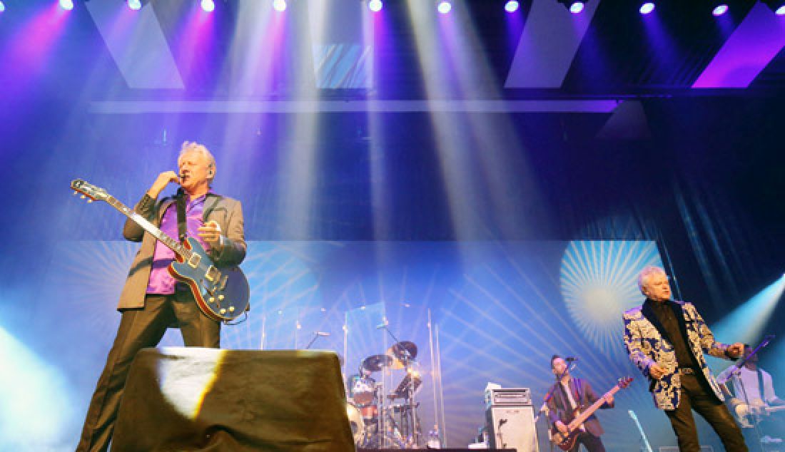 Vokalis Air Supply Russel Hitchcock dan Graham Russel saat konser di Jakarta, Jumat (3/3). Konser 40th Anniversary – “Celebration of Love” membawakan 16 lagu. - JPNN.com