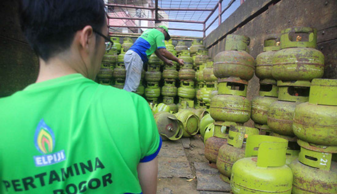 Pekerja sedang melakukan bongkar muat di depot Gas di pasar Lawang Saketeng, Bogor. Jumat (3/3). Warga Bogor terlebih yang bermukim di perumahan dibuat kelimpungan mencari gas elpiji ukuran tiga kilogram selama sepekan ini. Gas elpiji ukuran tiga kilogram sendiri telah berganti menjadi gas elpiji ukuran 5,5 kilogram (Pink). - JPNN.com