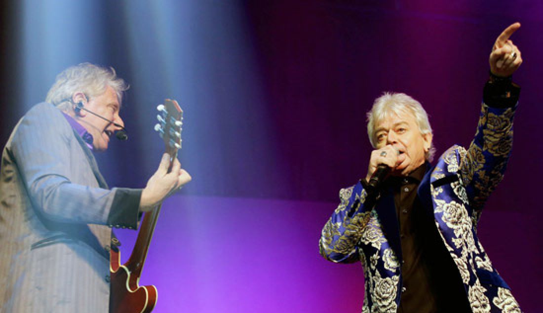Vokalis Air Supply Russel Hitchcock dan Graham Russel saat konser di Jakarta, Jumat (3/3). Konser 40th Anniversary – “Celebration of Love” membawakan 16 lagu. - JPNN.com