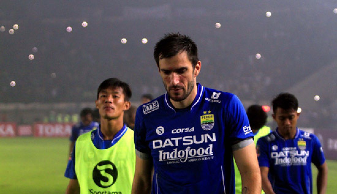 GAGAL: Sejumlah pemain persib tertunduk gagal melangkah ke final setelah diikalahkan lawannya PBFC melalui drama adu finalti pada pertandingan semifinal leg ke 2 di Stadion Jalak Kharupat, Kutawaringin, Kabupaten Bandung, Minggu (5/3). - JPNN.com