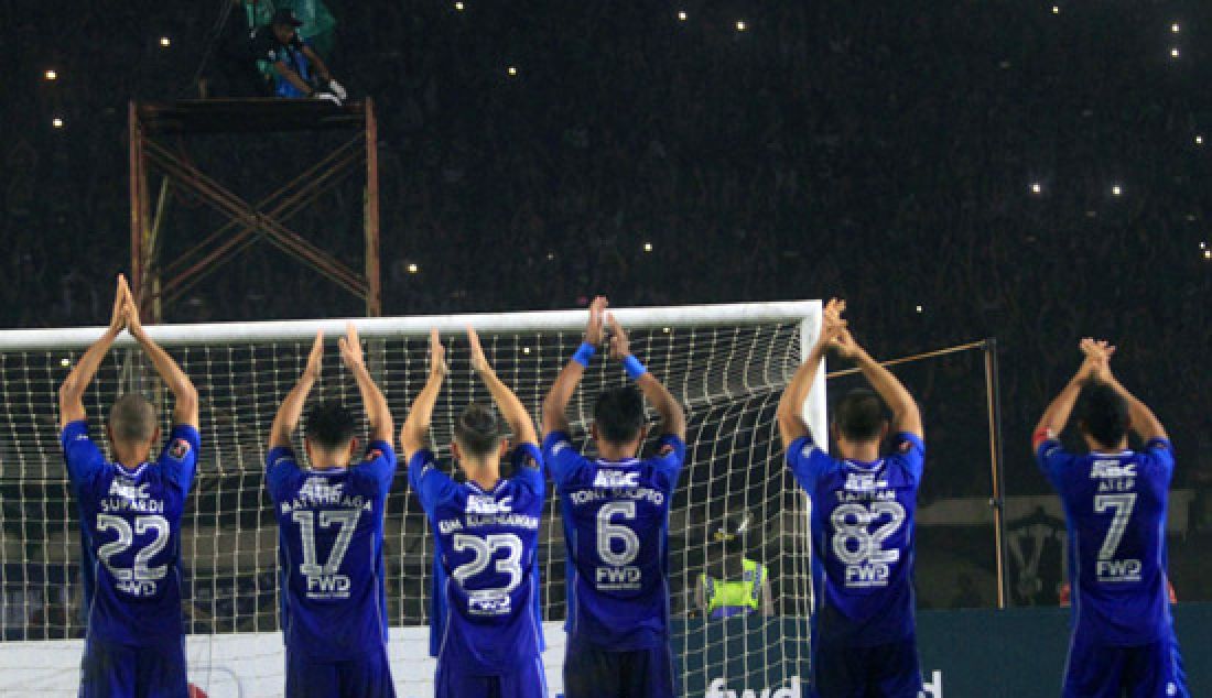 GAGAL: Sejumlah pemain persib tertunduk gagal melangkah ke final setelah diikalahkan lawannya PBFC melalui drama adu finalti pada pertandingan semifinal leg ke 2 di Stadion Jalak Kharupat, Kutawaringin, Kabupaten Bandung, Minggu (5/3). - JPNN.com