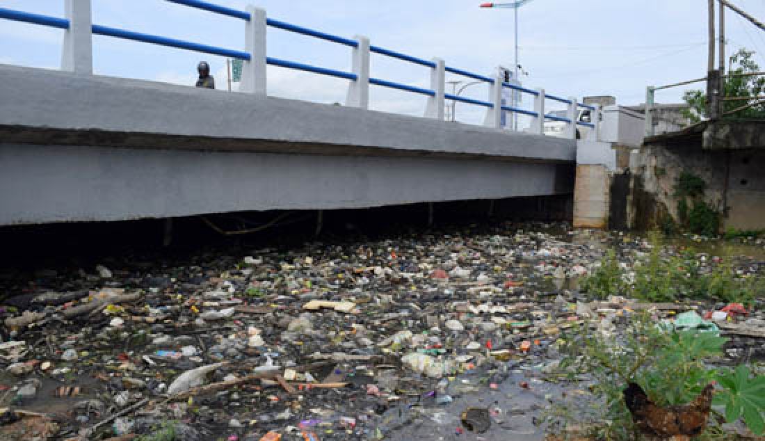 PENUH SAMPAH: Pintu air yang berada di kawasan kasang Kota Jambi dipenuhi oleh Sampah, Selasa (7/3). Tumpukan sampah menggangu pengendara yang lewat karena bau yang tidak sedap. - JPNN.com