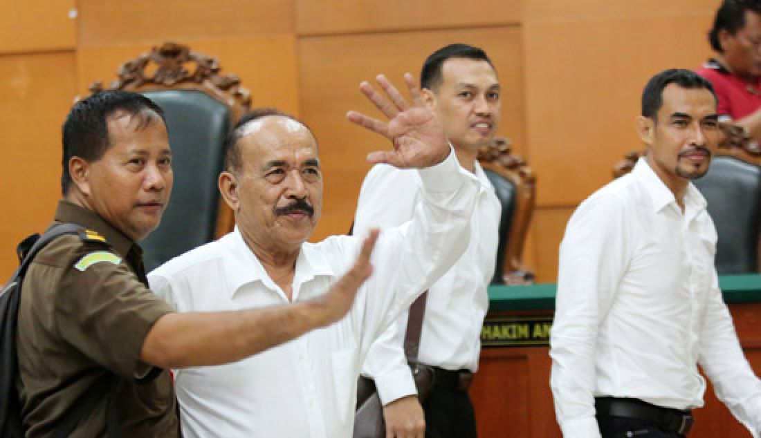 Tiga terdakwa kasus makar dan penodaan agama yang juga pimpinan Gafatar, Abdussalam alias Ahmad Musadeq, Andry Cahya dan Mahful Muis Tumanurung menjalani sidang vonis di Pengadilan Negeri Jakarta Timur, Selasa (7/3). Ahmad Mussadeq dan Mahful Muis Tumanurung dihukum lima tahun penjara, dan Andri Cahya tiga tahun penjara. - JPNN.com