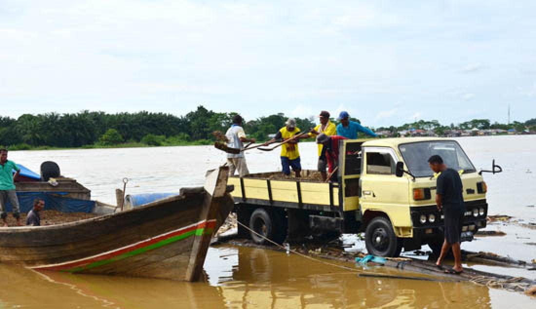 NAIK TERUS: Akibat guyuran hujan deras yang merata di setiap daerah dalam Provinsi Jambi, Debit sungai Batanghari terus naik tentunya akan menjadi ancaman bencana banjir di Provinsi Jambi. Terlihat warga saat beraktifitas di pelabuhan pasir kasang Kota Jambi, Rabu (7/3). - JPNN.com