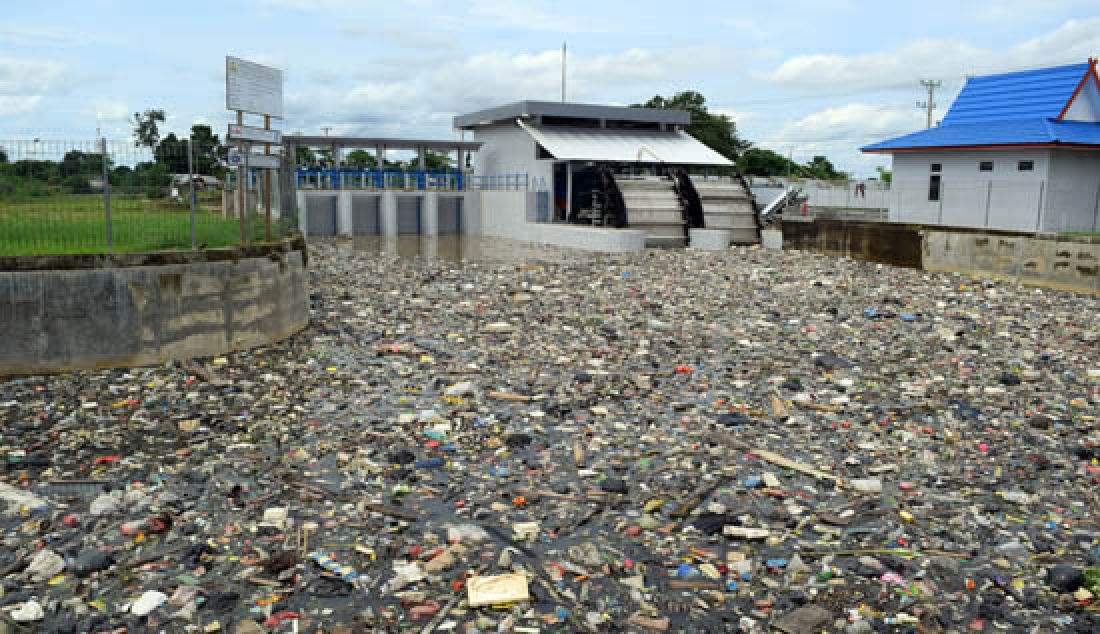 PENUH SAMPAH: Pintu air yang berada di kawasan kasang Kota Jambi dipenuhi oleh Sampah, Selasa (7/3). Tumpukan sampah menggangu pengendara yang lewat karena bau yang tidak sedap. - JPNN.com