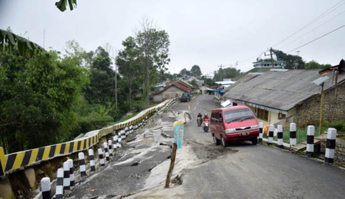 MAKIN PARAH: Kerusakan di ruas jalan Provinsi Bumiayu-Sirampog blok Pengasinan Desa Sridadi, Brebes semakin parah. Pengguna jalan provinsi ruas Bumiayu-Sirampog kembali mengeluhkan kondisi ini, terlebeih dengan curah hujan yang masih tinggi. - JPNN.com