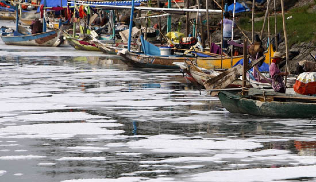 Limbah busa mengelilingi perahu-perahu nelayan yang ada di kawasan kampung nelayan Tambak Wedi, kota Surabaya, Rabu (8/3). Limbah busa sering kali tampak mengalir ke laut di kawasan tersebut. - JPNN.com