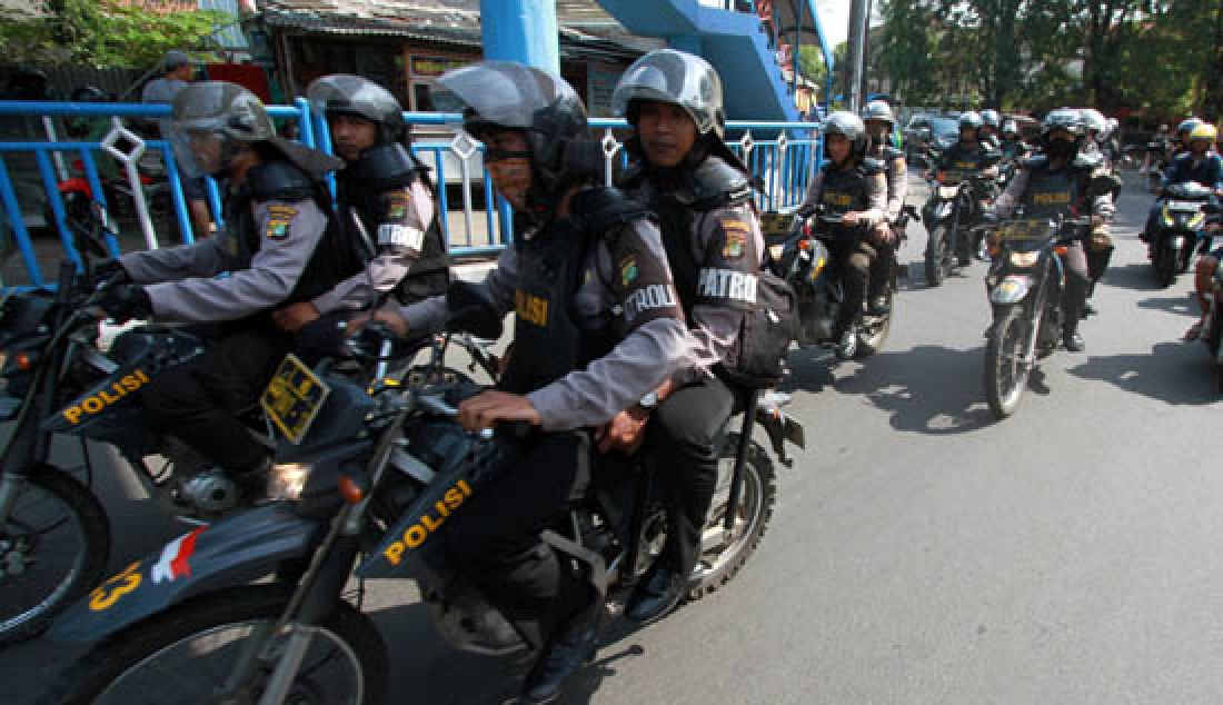 Sejumlah polisi berkendara motor melakukan patroli di sejumlah jalan protokol kota Tangerang pasca bentrokan antara pengemudi angkutan umum dengan pengemudi transportasi berbasis online di Tangerang, Kamis (9/3). Patroli dilakukan bersama satuan TNI untuk menjaga keamanan kota Tangerang pasca bentrokan. - JPNN.com