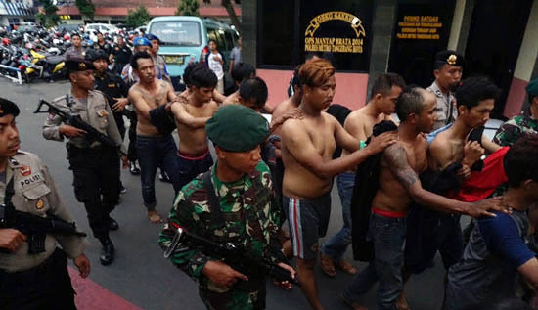 Polres Metro Tangerang bersama Korem 052 Wijayakrama mengamankan sejumlah pelaku dan barang bukti pengeroyokan pengemudi angkutan berbasis online, yang terjadi di kawasan Perum Kota Tangerang. - JPNN.com