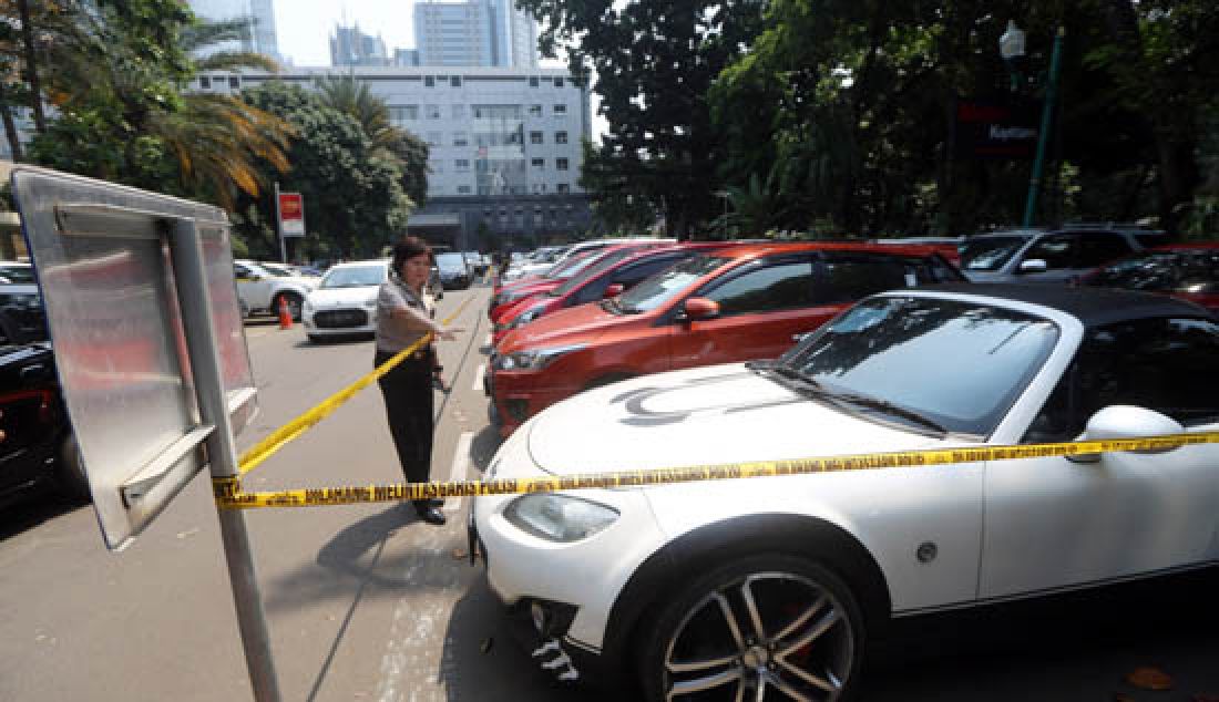 Sejumlah barang bukti kendaraan sitaan dari kasus dugaan penipuan oleh Pandawa Grup diperlihatkan ke media di Mapolda Metro Jaya, Jakarta, Kamis (9/3). Dit Reskrimsus Polda Metro Jaya berhasil menyita 28 unit mobil, 20 unit sepeda motor dan 12 SHM sertifikat dari 22 orang tersangka kelompok Pandawa Grup. - JPNN.com