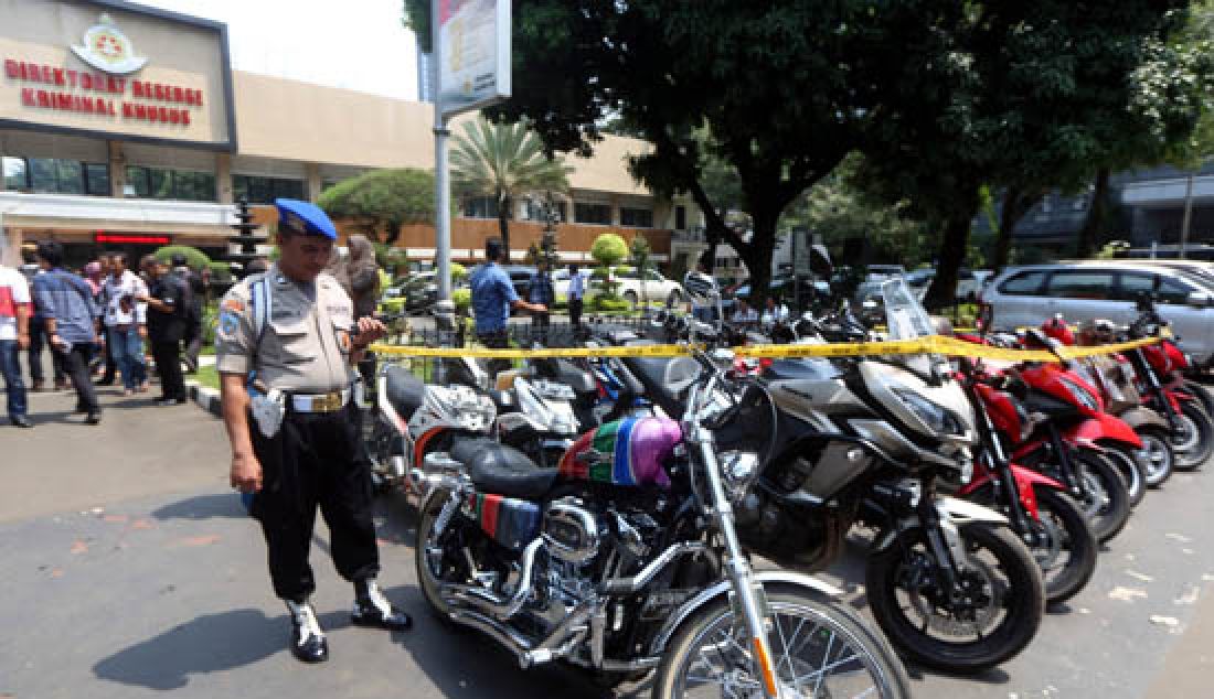 Sejumlah barang bukti kendaraan sitaan dari kasus dugaan penipuan oleh Pandawa Grup diperlihatkan ke media di Mapolda Metro Jaya, Jakarta, Kamis (9/3). Dit Reskrimsus Polda Metro Jaya berhasil menyita 28 unit mobil, 20 unit sepeda motor dan 12 SHM sertifikat dari 22 orang tersangka kelompok Pandawa Grup. - JPNN.com