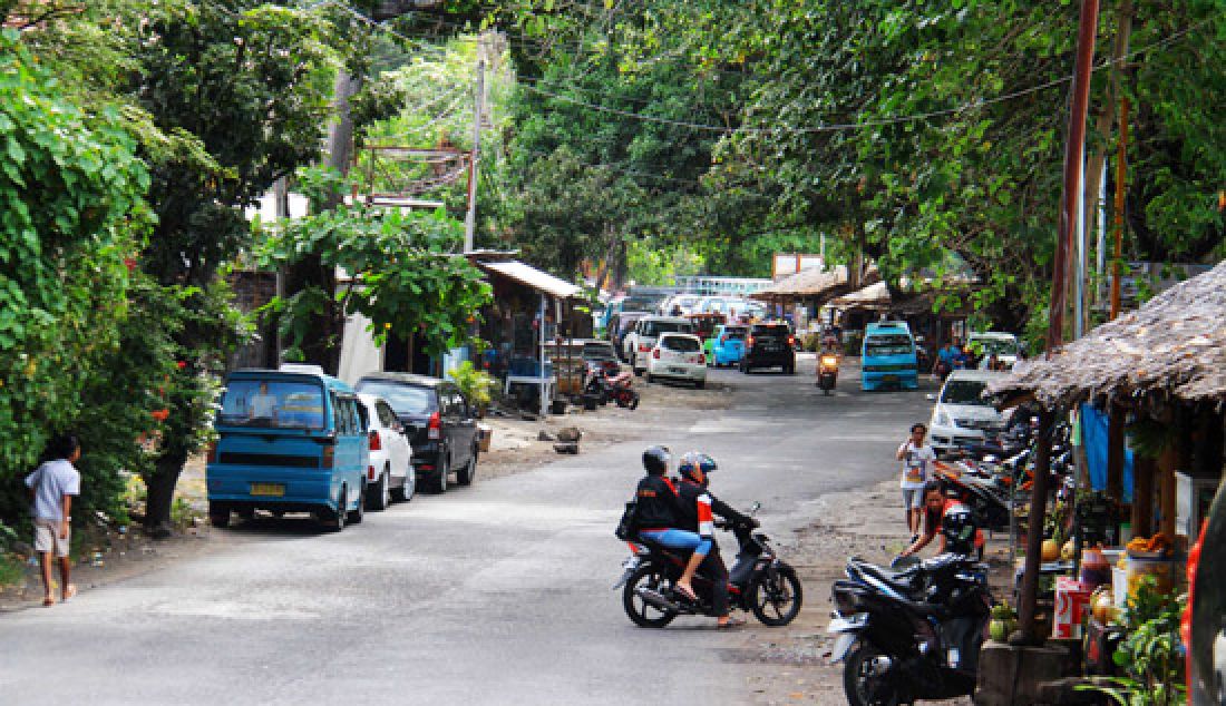 BAKAL DITERTIBKAN: Kawasan Wisata Kuliner di Pantai Malalayang akan ditertibkan Pemkot Manado dalam waktu dekat. Jumat (10/3), terpantau aktivitas wisata kuliner di Jalan Trans Sulawesi, Kecamatan Malalayang, masih ramai pengunjung. - JPNN.com