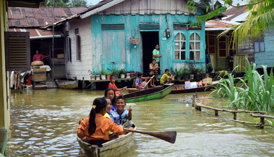 Warga yang terkena banjir di Kelurahan Sijenjang Kecamatan Jambi Timur, Sabtu (11/3). Kota Jambi saat ini sudah memasuki status siaga 4 banjir. Ini karena debit air Sungai Batanghari semakin naik bahkan sudah mencapai 13,60 meter. Pada kondisi ini, air sudah menggenangi 5 dari 11 kecamatan dan 24 kelurahan. - JPNN.com