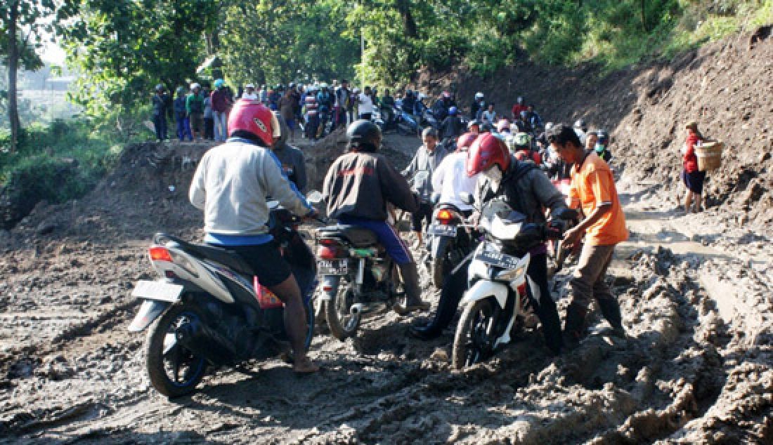 SELIP: Kondisi jalan berlumpur membuat banyak kendaraan mengalami selip saat melintas Jalan Kaliwungu-Boja di ruas Desa Darupono, Kecamatan Kaliwungu Selatan, Jumat (10/3). - JPNN.com