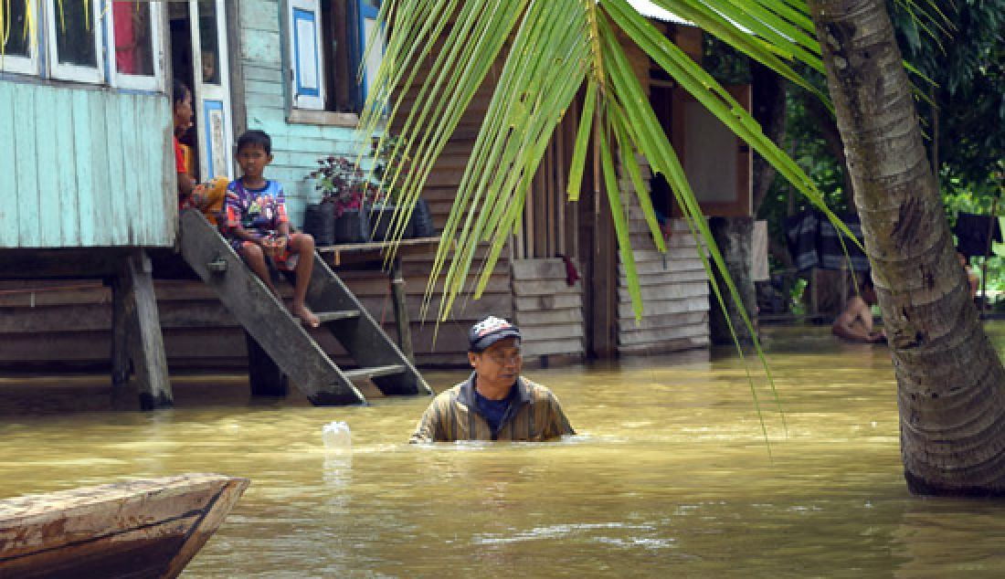 Warga yang terkena banjir di Kelurahan Sijenjang Kecamatan Jambi Timur, Sabtu (11/3). Kota Jambi saat ini sudah memasuki status siaga 4 banjir. Ini karena debit air Sungai Batanghari semakin naik bahkan sudah mencapai 13,60 meter. Pada kondisi ini, air sudah menggenangi 5 dari 11 kecamatan dan 24 kelurahan. - JPNN.com