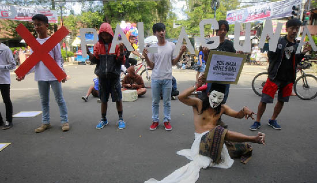 Seniman bersama Aliansi Warga Bandung melakukan aksi #SaveXPalaguna di Area Dago Car Free Day (CFD), Jalan Ir. H. Djuanda, Kota Bandung, Minggu (12/3). Aksi tersebut menolak pembangunan Mall dan Hotel serta pembangunan komersil lainnya serta menuntut agar lahan Eks Palaguna dijadikan hutan kota dan cagar budaya. - JPNN.com