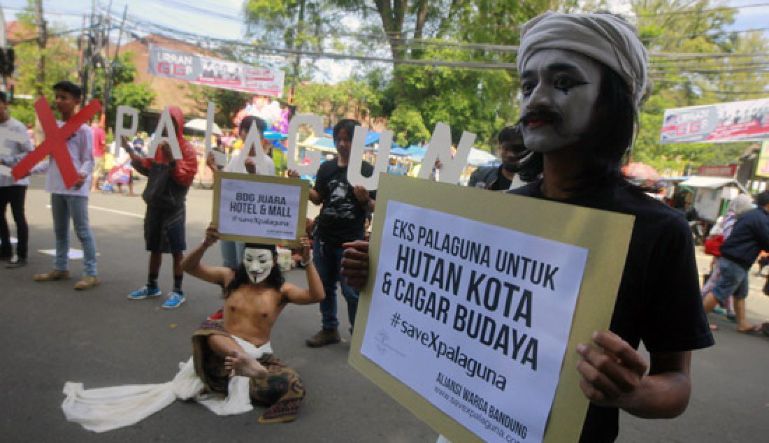 Seniman bersama Aliansi Warga Bandung melakukan aksi #SaveXPalaguna di Area Dago Car Free Day (CFD), Jalan Ir. H. Djuanda, Kota Bandung, Minggu (12/3). Aksi tersebut menolak pembangunan Mall dan Hotel serta pembangunan komersil lainnya serta menuntut agar lahan Eks Palaguna dijadikan hutan kota dan cagar budaya. - JPNN.com