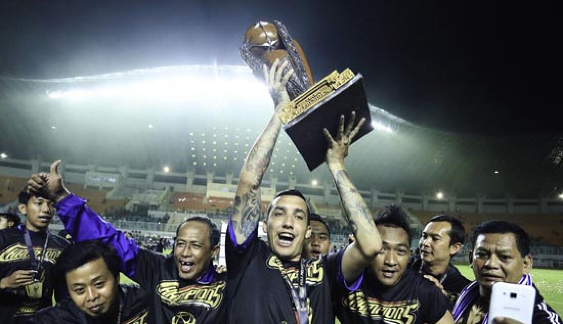 Ekspresi para pemain dari Arema FC saat berhasil menjadi juara piala presiden saat laga final melawan PBFC dalam piala presiden 2017 di Stadion Pakansari Cibinong, Bogor. (12/3). Arema FC keluar menjadi juara Piala presiden 2017 setelah mengalahkan PBFC dengan skor 5-1. - JPNN.com